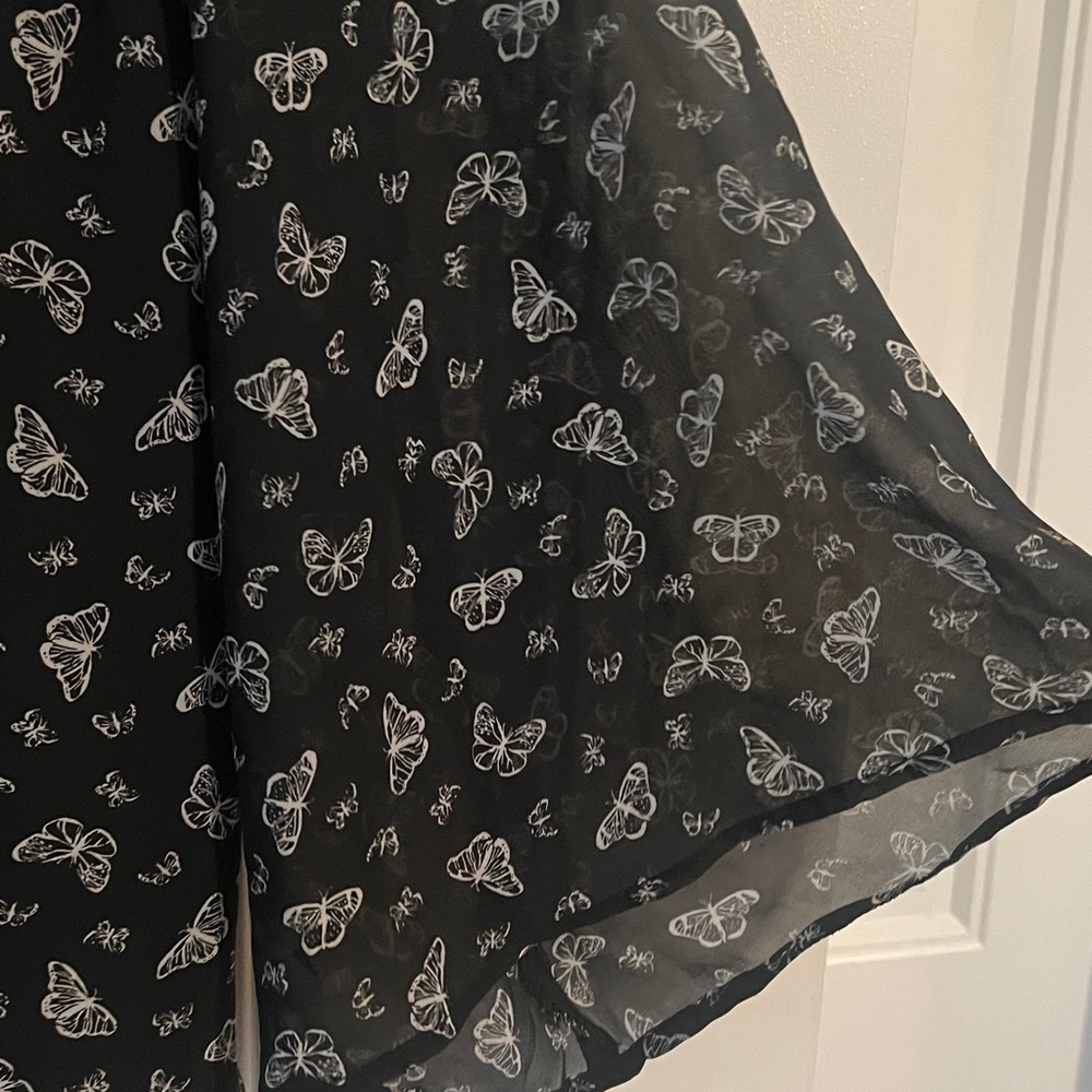 Torrid Chiffon Butterfly Print Blouse 3X - Picture 2 of 10